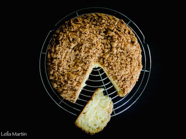 un streusel sur une grille et fond noir