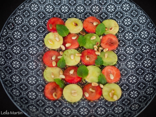 vue d'un carpaccio de fraises et avocat