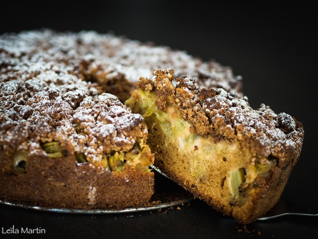 un gâteau streusel à la rhubarbe