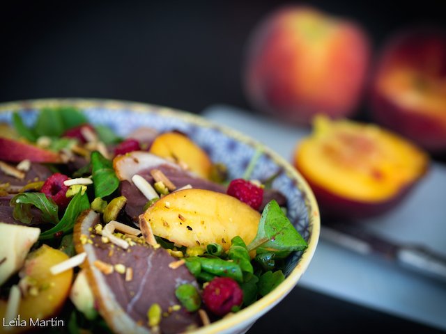 Une salade pêches, framboises et magret