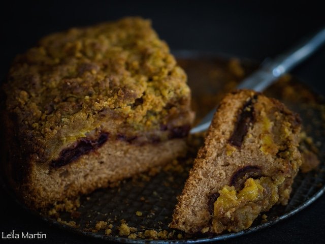 un gâteau gourmand aux oranges et au dattes aromatisé fleur d'oranger et cannelle recouvert d'un streusel aux noix et à la pistache
