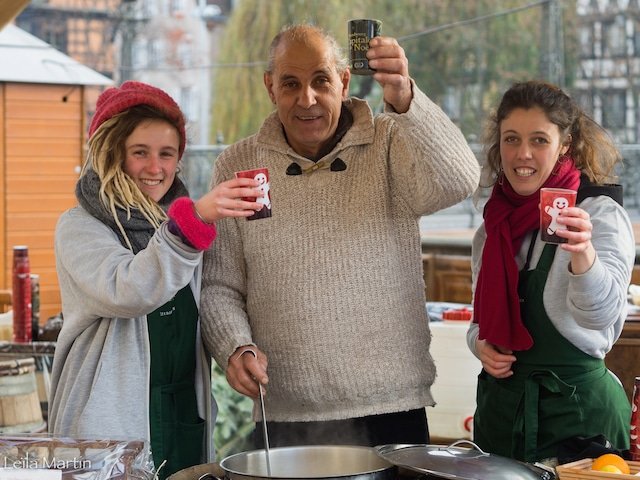 Le vigneron Charles Brand et les chaussettes du stand de la Tribu des Gourmets