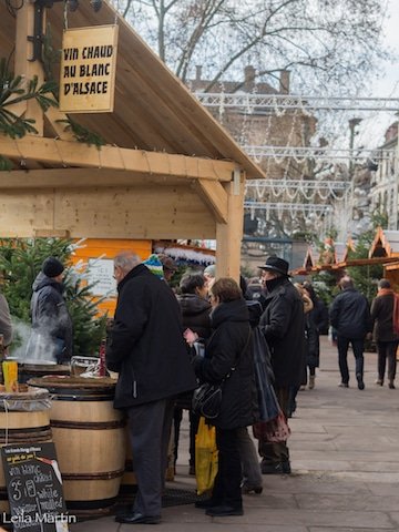 Des chalands devant le stand de vin chaud au vin blanc d'Alsace de la Tribu des Gourmets