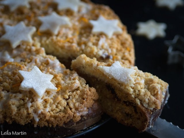 Gâteau de Noël fourré de raisins secs, d'orange confites et de massepain maison surmonté de streusel,
