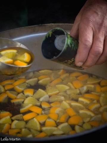 remplissage d'un gobelet du Marché de Noël de Strasbourg avec du vin chaud au vin blanc d'Alsace