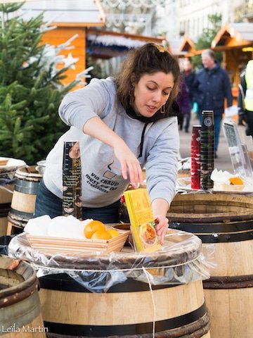 Derniers préparatifs avant l'arrivée des clients sur le stand de vin chaud au vin blanc d'Alsace de la Tribu des Gourmets