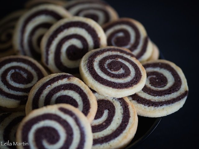 Jolis biscuits en forme de spirales au chocolat et à la vanille