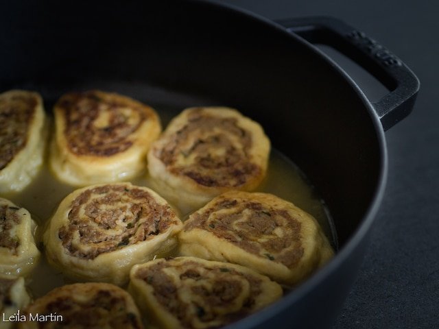 Fleischnakas, escargots roulés à la viande cuits à la cocotte dans un bouillon