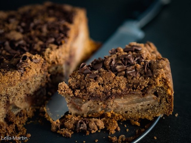 Gâteau aux poires, arrosé d'une ganache chocolat noir en cours de cuisson et surmonté d'un streusel aux noix, noisettes et cacao