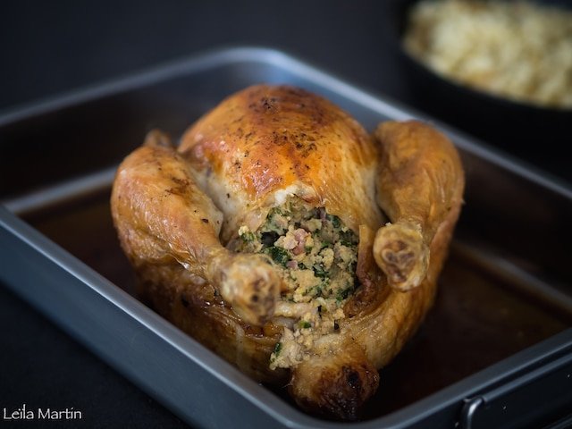 une recette de poulet rôti farci avec du chou kale