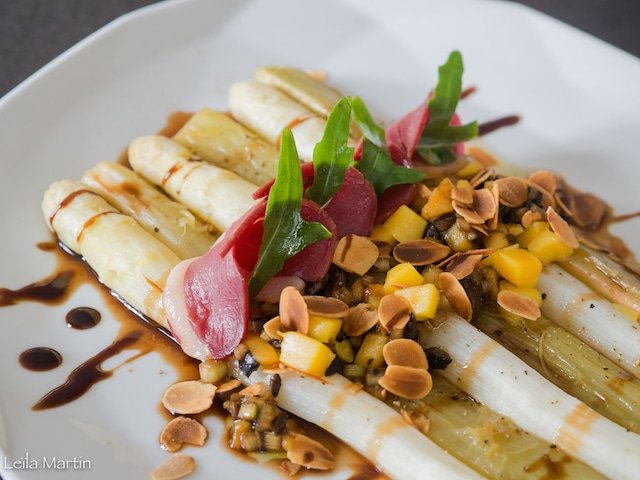 recette d'asperges et rhubarbe, mangue, olive noire et magret fumé