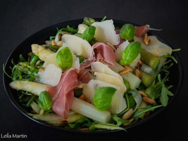 recette de salade aux deux asperges, roquette et parmesan