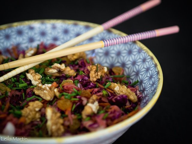 recette de salade super-vitaminée de choucroute crue, chou rouge, raisins secs et noix