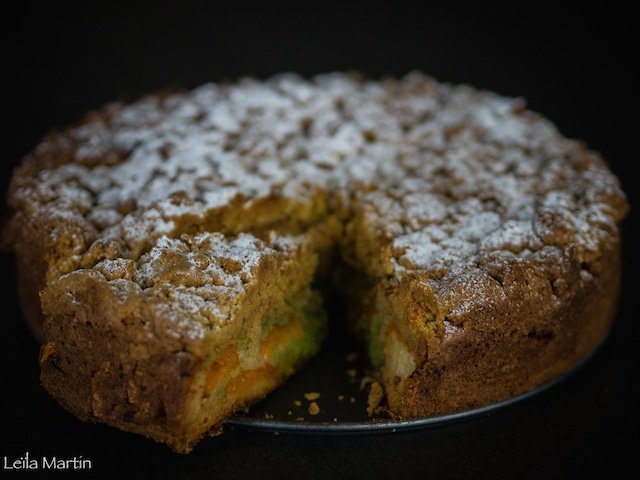 recette du crazy streusel abricot pistache, un gâteau agrémenté d'abricots, imbibé d'une ganache à la pistache en cours de cuisson et recouvert de streusel