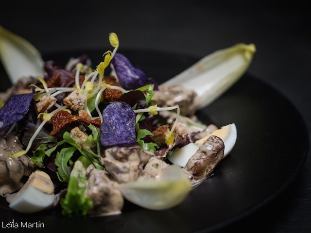 Photo de la salade de foies de volaille du Chef alsacien, Julien Roland du Caveau de Gaentzebrinnel en Alsace