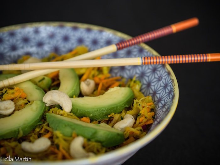 recette de salade de choucroute crue à la pomme, carotte, curry et avocat