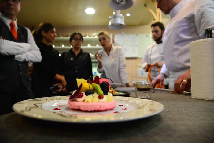 photo dîner 6 mains au cerf à Marlenheim, au premier plan le petit jardin aux fruits d'Elisabeth Biscarrat