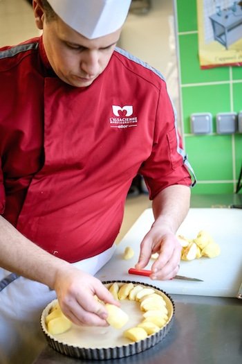 photo d'un chef en cuisine Alsacienne de restauation