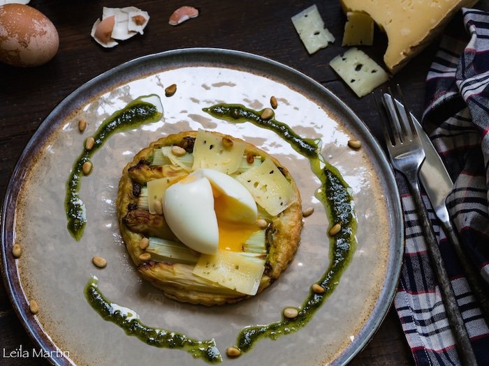 recette de tarte fine asperges, au pesto d'ail des ours, oeuf mollet et bargkass