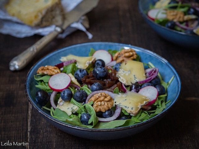 Recette de salade de roquette et myrtilles au Bleu d'Hachimette