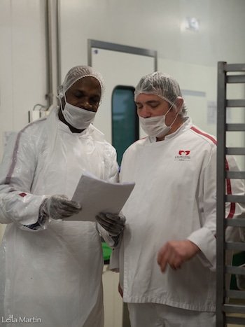 Photo du chef Thierry Beyer en discussion avec un collaborateur (Alsacienne de Restauration)