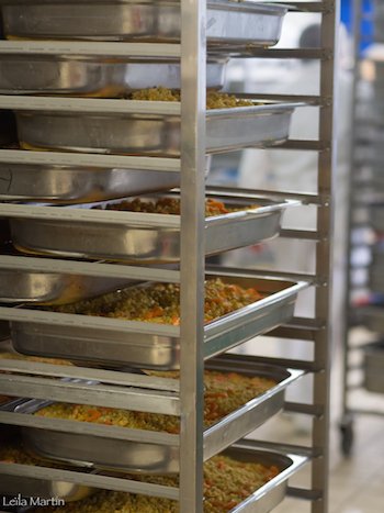 photo de bacs gastro remplis dans la cuisine centrale de L'Alsacienne de Restauration