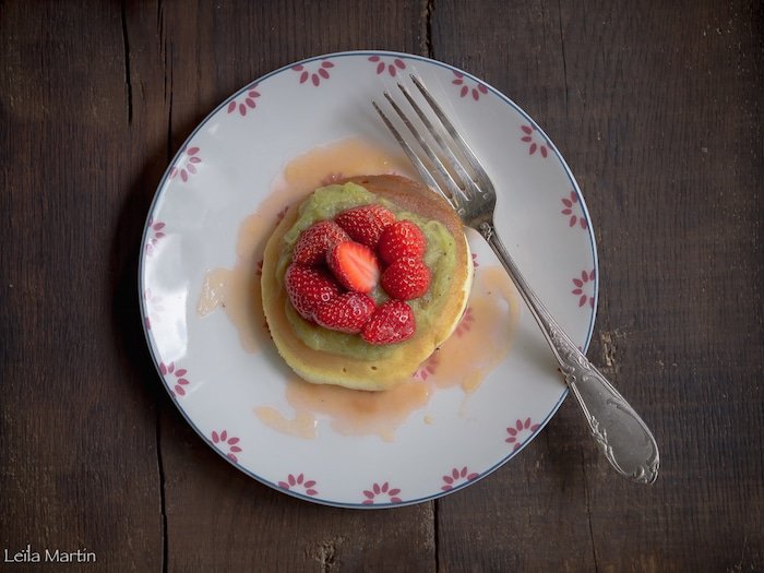 Recette de pancakes, sirop et compote de rhubarbe, fraises d'Alsace