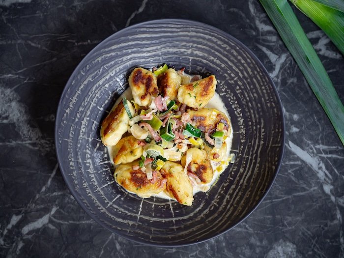 Recette anti-gaspi de grumbeere knepfle de restes de purée, sauce crémeuse aux poireaux et aux lardons