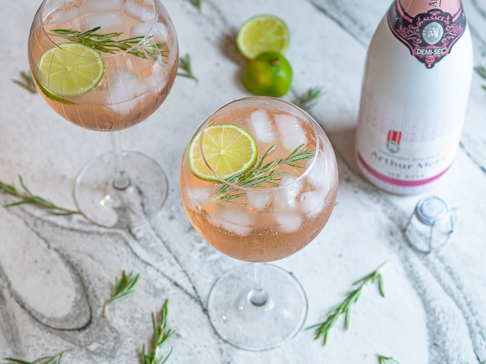 Recette de cocktail au Crémant Ice rosé Arthur Metz, gin, tonic, citron vert et romarin