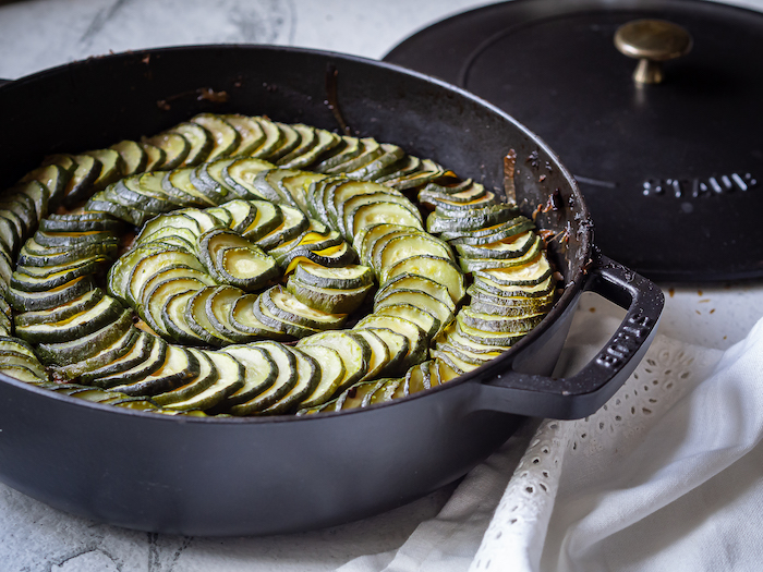 Recette de roïgebradeldi aux courgettes, champignons de Paris et olives noires