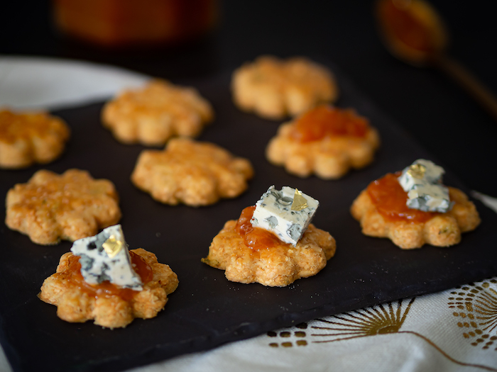 recette de bredele salés au thym, chutney d'abricots secs et bleu