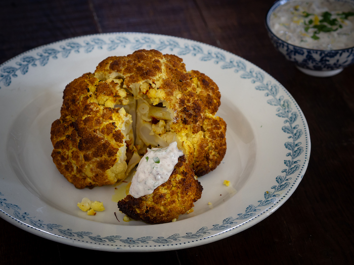 recette de Chou-fleur cuit entier au safran d'Alsace et épices, bibeleskaes olives noires, ail, coriandre et citron